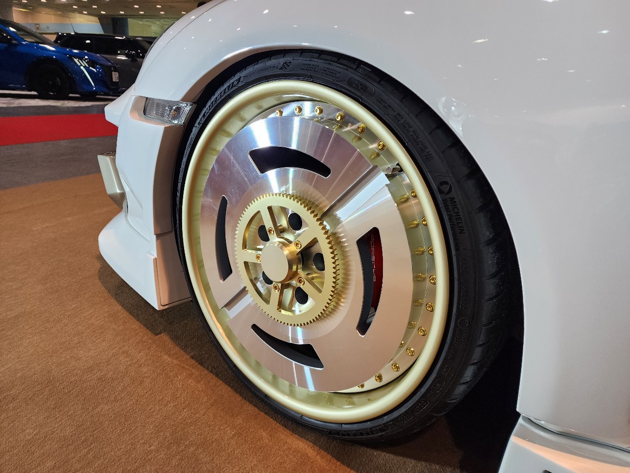 4ピース鍛造ホイール 時計のムーブメントをモチーフにデザインされた